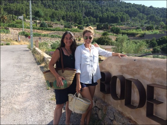 Bodega Son Vives sign